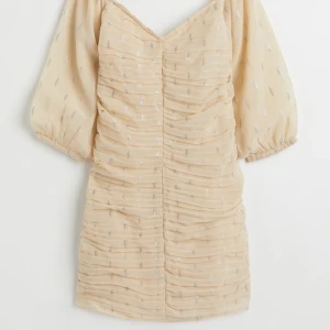 klänning  - kort off-shoulder klänning från h&m, aldrig använd, storlek 40 då den är lite tajtare 💕