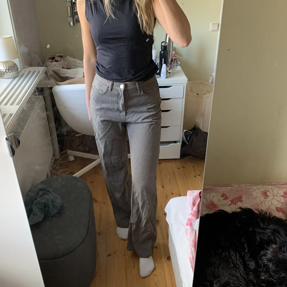 Säljer mina supersnygga militärgröna jeans från zara i strl 38! Jag är 176cm. Jättecoola om man vill klä upp en basic outfit lite!  . Jeans & Byxor.