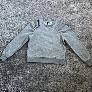 Vero Moda Tröja - Säljer denna fina tröja med detaljer på axlarna då den inte kommer till användning. Jätte fint skick, sparsamt använd!