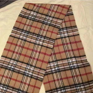 Burberry halsduk  - Priset kan diskuteras i dm 