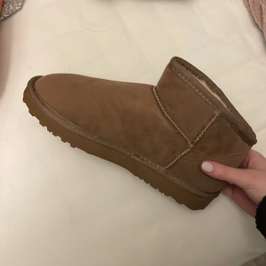 Mini boots  - Helt nya mini boots från Nelly i stl 39, slutsåld på hemsidan. Skriv ifall ni har några funderingar💞