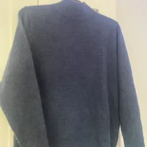 Jättefin mörkblå tröja från märket stories. Vet inte riktigt hur mycket jag köpte den för men säljer den för 90kr + frakt. Kontakta vid minsta intresse eller om fler bilder💖🛍️