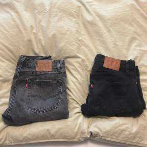 Tja säljer av två par Levis jeans 200kr st eller 300 kr tillsammans. Dom gråa jeansen är i strl 30/32 medans dom svarta är i strl 31/30 