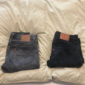 Levis jeans - Tja säljer av två par Levis jeans 200kr st eller 300 kr tillsammans. Dom gråa jeansen är i strl 30/32 medans dom svarta är i strl 31/30 