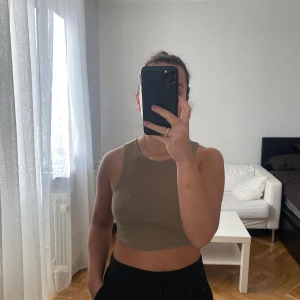 Linne - Linne från Pull & Bear, storlek XS. Cropped med rå kant. Fint skick! Har ett likadant i blått.