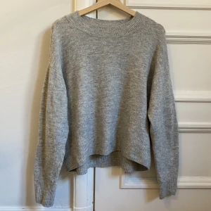Grå stickad tröja  - Supermjuk grå stickad tröja som passar perfekt till hösten🤍 Säljer då jag har för många kläder🥲 Använd men inga defekter. Går bra att klicka på köp nu!💞