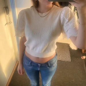 Topp från other stories - Jättefin topp med volanger i ärmarna från other stories🩷