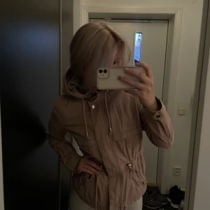 Jacka - Jättesöt ljusrosa jacka som knappt har används