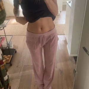 Juicy byxor  - Super fina. Som nya. Inte sönder.  Köpt nya flr tyckte de va lite stora.  Vill bara bli av med.