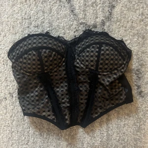 Korsett - Så söt korsett! Använd 2 gånger men säljer då den inte passar mig i bysten längre. Funkar så bra till en kortare kjol eller jeans. 60kr + frakt