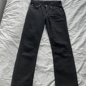 Weekday Jeans  - Svarta Weekday Jeans storlek 28/32. Använda en handfull gånger. Går bra att buda.