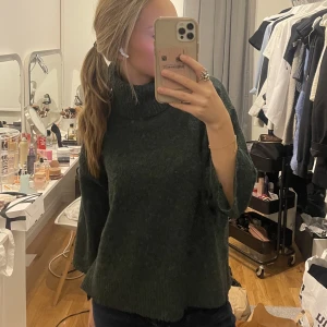 Stickad tröja  - Denna jättesnygga polo tröjan i en supersnygg grön färg som passar perfekt till hösten❤️