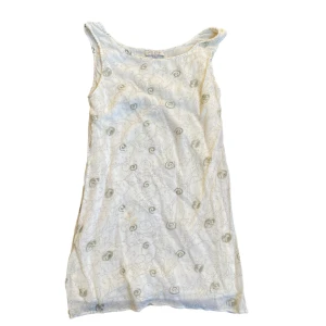 blommig vit klänning 2000-tal - vit klänning med detaljer, köpt under tidigt 2000-tal! har en mindre fläck på framsidan (sista bilden), därav sämkt pris! 