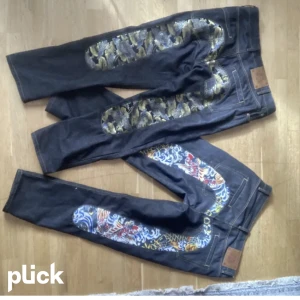 Evisu jeans - Två par evisu jeans en för 600 och båda för 1000 frågor då är de bara att skriva och storleken (äkta)