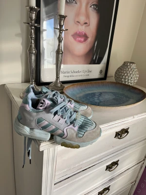 Adidas Torsion  - Använda Adidas Torsion  Inköpta på Other Stories  storlek 36 Nypris 1700 kr 