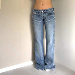 Skitsnygga Lågmidjade bootcut jeans! Midjemåttet är ca 78-80cm och innerbenslängden är 83cm Säljer fler Lågmidjade jeans, kika in min profil!