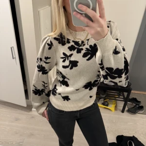 Stickad tröja  - Superfin stickad mönstrad tröja från Vila. Tröjan är i fint skick men har ett väldigt väldigt litet hål som ni ser på bilderna. Det passar dock in med mönstret så det är inget man tänker på.