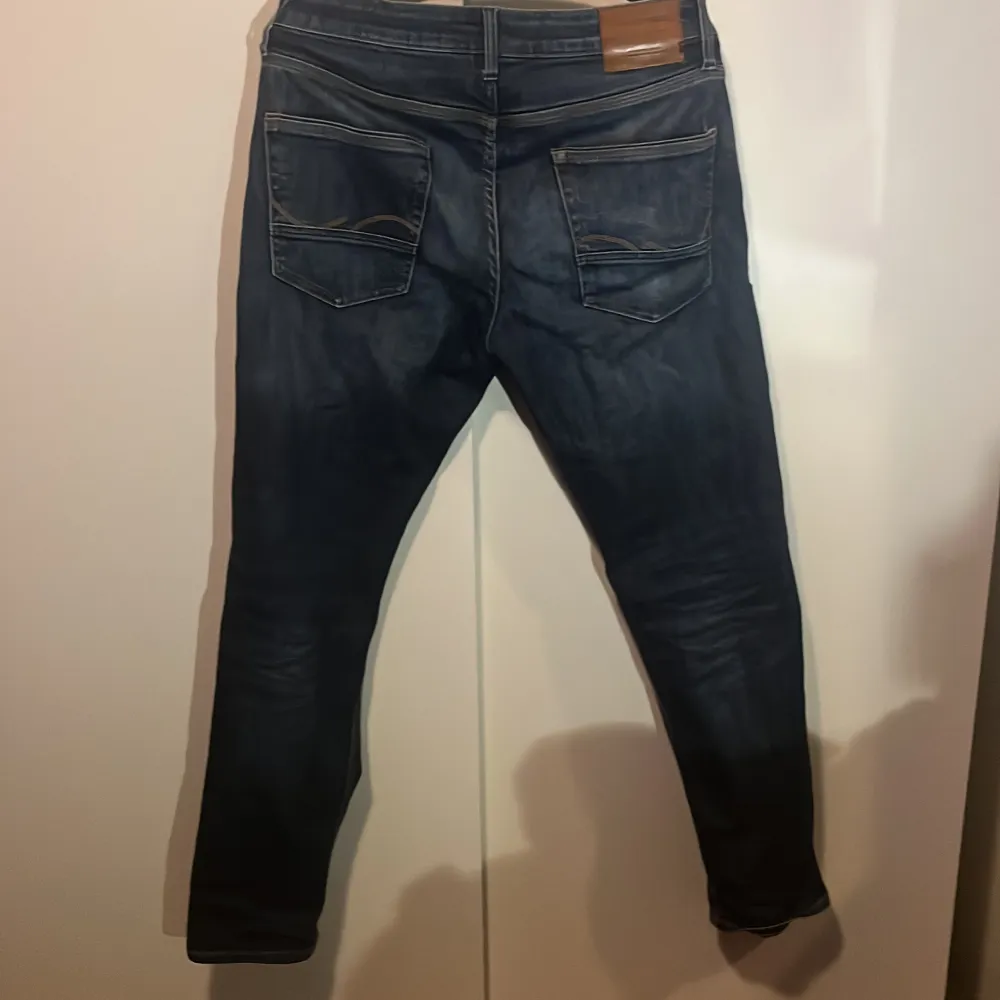 Jätte snygga Jack&Jones jeans i storlek W32 L32. Inga skador använt ett fåtal gånger kom dm för mer frågor.. Jeans & Byxor.