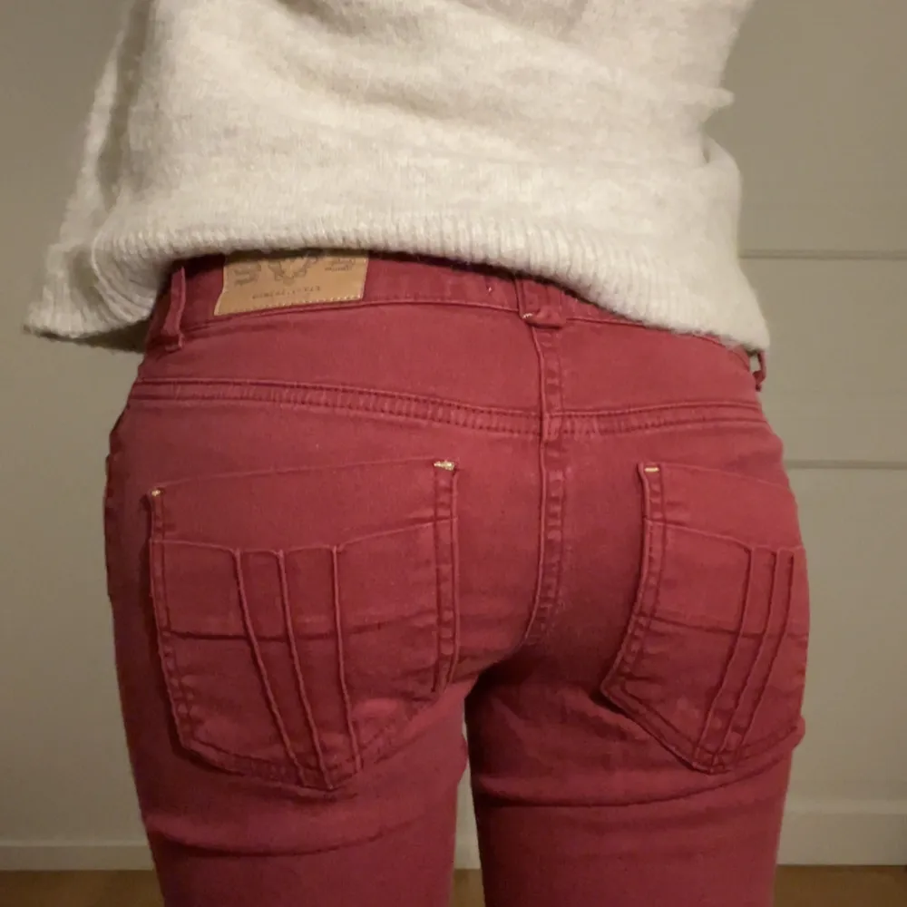 Så snygga låga jeans i bra skick från River Island! Säljer då jag har andra röda jeans ❤️❤️passar mig som oftast bär xs och är 166 cm perfekt!. Jeans & Byxor.