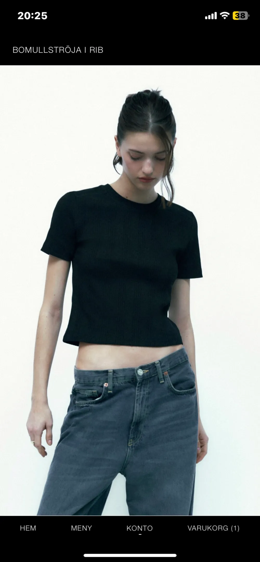säljer denna svarta ribbade t-shirten från Zara 🥰 aldrig använts och har inga defekter. kontakta vid frågor❤️. T-shirts.