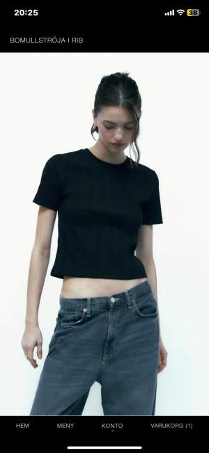säljer denna svarta ribbade t-shirten från Zara 🥰 aldrig använts och har inga defekter. kontakta vid frågor❤️