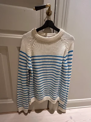 Stickad tröja från zara - Säljer denna så fina och snygga tröja från zara🩷🩷