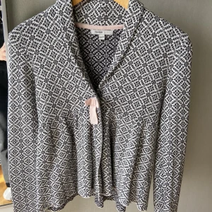 Kofta - En gullig kofta som inte är använd alls mycket och ser inte använd ut. Knäppe istället för snörning.