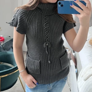 Topp!  - Så så så snygg tröja med coola detaljer!