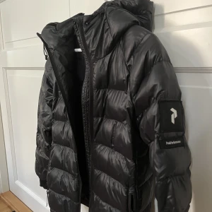 Vinterjacka -  Glansig Peak performance jacka i strl XS, använd en vinter men fortfarande bra skick! Säljs inte längre Nypris runt 2000 ❣️ (Pris kan diskuteras)
