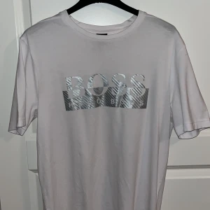 Hugo boss t-shirt  - Säljer min Hugo boss t-shirt då den är för stor för mig, köpt i Åhléns 