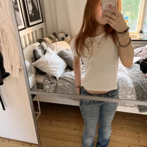 Vit t-shirt - Vit t-shirt från Bikbok Stl xs. Använd men inga skador. Kom privat för fler bilder🩷