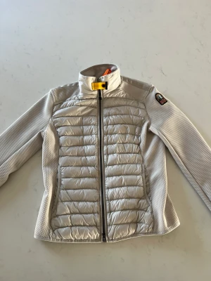 Parajumper hybrid jacka  - Hej säljer min Parajumper hybrid jacka. Den är som ny, änvänd fåtal gånger, perfekt för hösten!  Mvh 