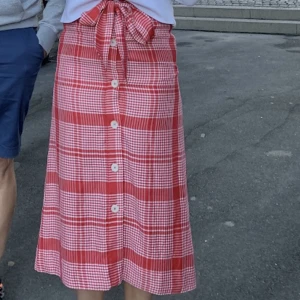 Kjol - Jättefin röd- och vitrutig kjol från Mango som jag tyvärr vuxit ur💕 