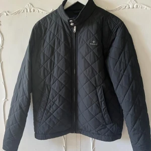 Gant jacka - Gant jacka herr medium i nyskick Pris 700kr Nypris ca 2000kr Finns på Hammarö  Kan tas med till Karlstad Men kan även skickas