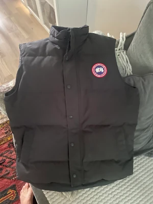 Canada goose väst Stl L - Canada goose väst, sparsamt använd. Köpt på Nk Göteborg ca år sedan 