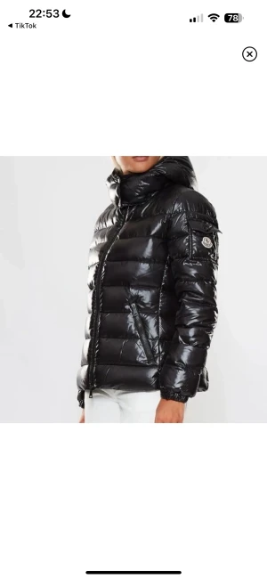 MONCLER JACKA  - Fint skick, nästan helt ny. Inga defekter. Äkta såklart.