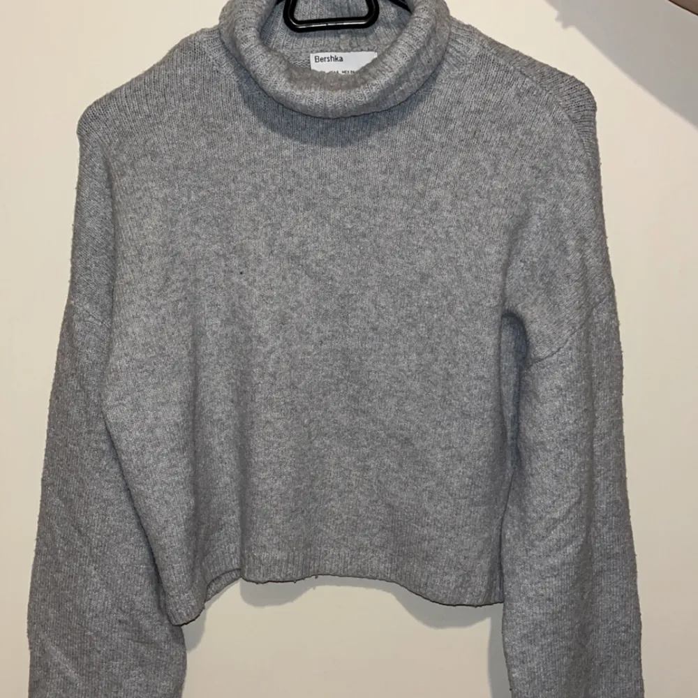 Säljer denna gråa stickade tröjan från bershka då den inte används längre . Stickat.