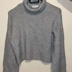 Säljer denna gråa stickade tröjan från bershka då den inte används längre 