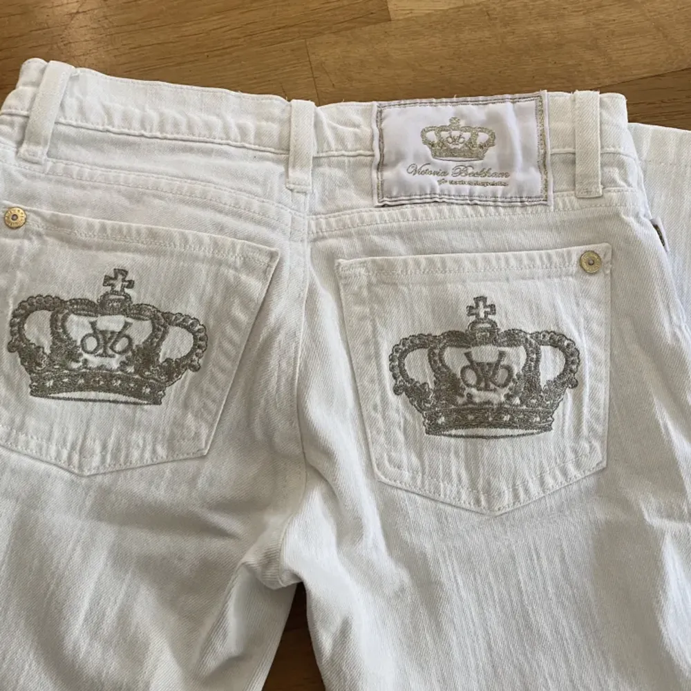 Coola Victoria Beckham trekvarts jeans! Lågmidjade och i bra skick. (Går att klippa till shorts ifall man inte vill ha trekvarts) . Jeans & Byxor.