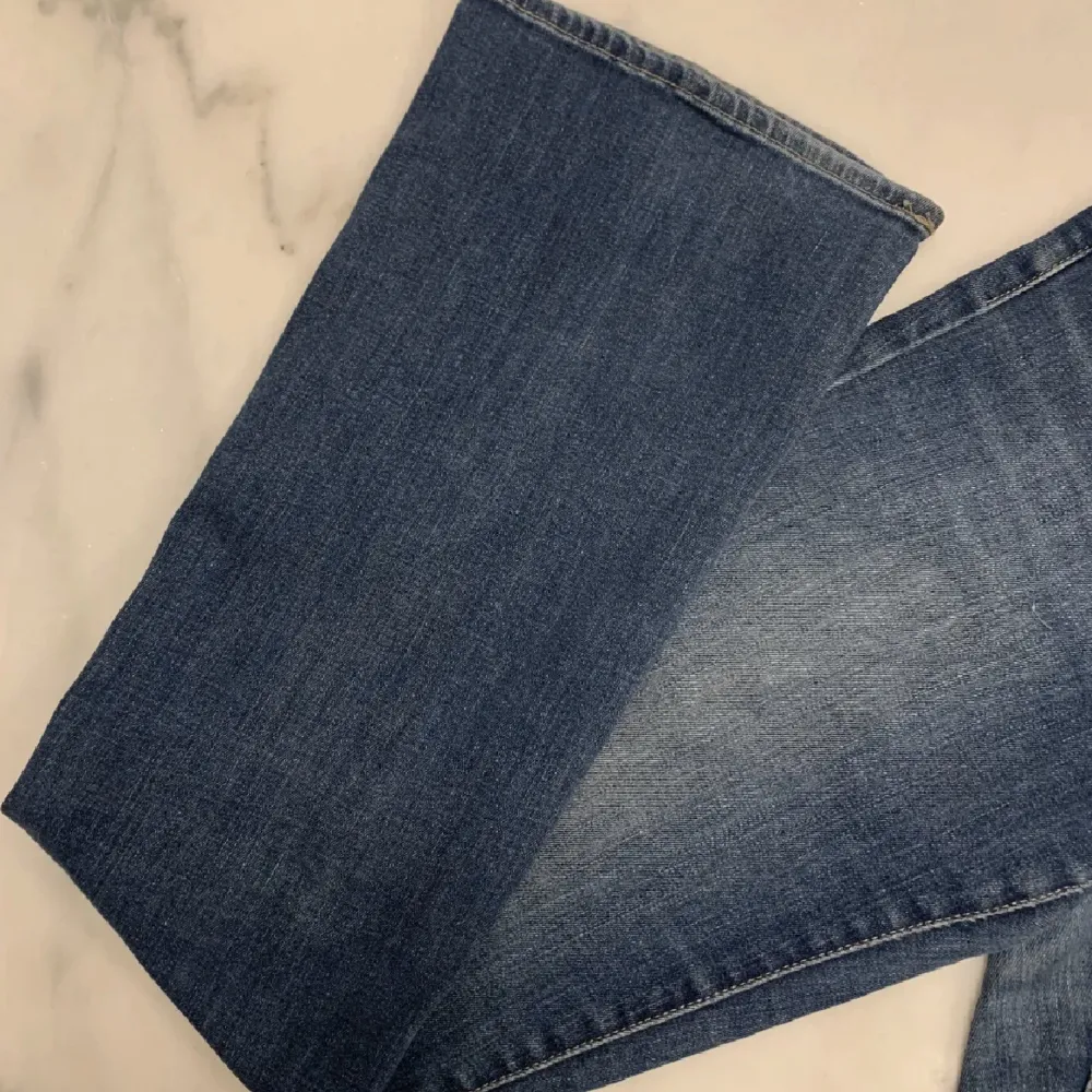 Bootcut jeans från Levis i modell 315 shaping bootcut. Köpa här på Plick och i bra skick! Hör av er vid intresse elr fler bilder!💞. Jeans & Byxor.