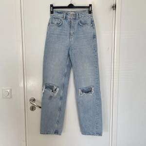 Säljer dessa jeans från Gina tricot i storlek 32. Fint skick, endast använda ett fåtal gånger. Jag är 158 cm lång och dom är perfekt långa🤍