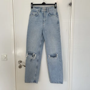 Jeans  - Säljer dessa jeans från Gina tricot i storlek 32. Fint skick, endast använda ett fåtal gånger. Jag är 158 cm lång och dom är perfekt långa🤍