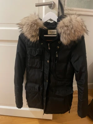 Vinterjacka, Roco Baroco - Den är hel utan hål osv. Använd några gånger!