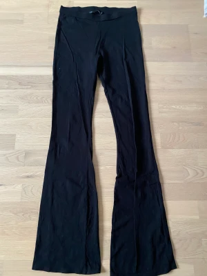 Yoga byxor  - Svarta och gråa! Svarta är storlek M Gråa är storlek S, båda är i fint skick! obs. de är inte de som är till för att vika ner i midjan.