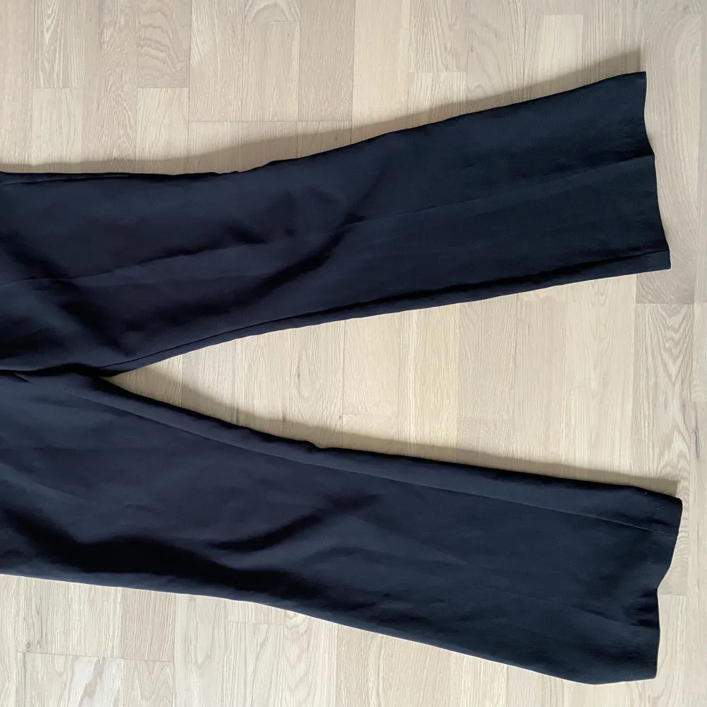 Bikbok flared mid/low kostymbyxor, nyskick! Nya kostar 499!. Jeans & Byxor.