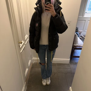 Fjällräven jacka - Har bestämt mig för att sälja min fjällräven jacka, som nu är för liten! Den är i storlek xxs men den är i stor i storleken! Jackan är i god kvalite💓💓 Nypris 6999 kr