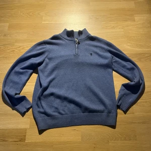 Halv Zip  - Raplh Luaren halv zip, säljer oanvänd tröja. Inga defekter och i bra skick. 😁 Svarta prickarna är bara vatten ni som undrar 😅. 