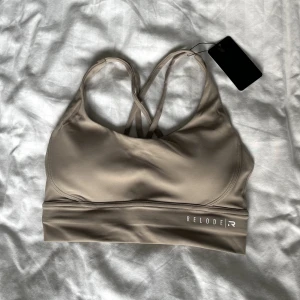 Helt ny sport bh  - Helt ny sport bh från Relode. Säljer då jag beställde två och hade ej möjlighet att lämna tillbaka den ena. Alla lappar är kvar. Nypris 449kr