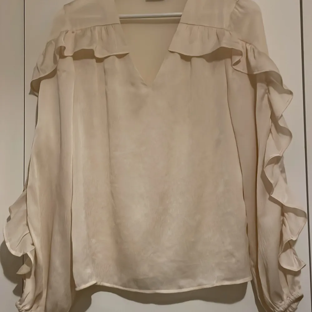 Jätte fin beige blus som är använd drygt 3 ggr 💗. Blusar.