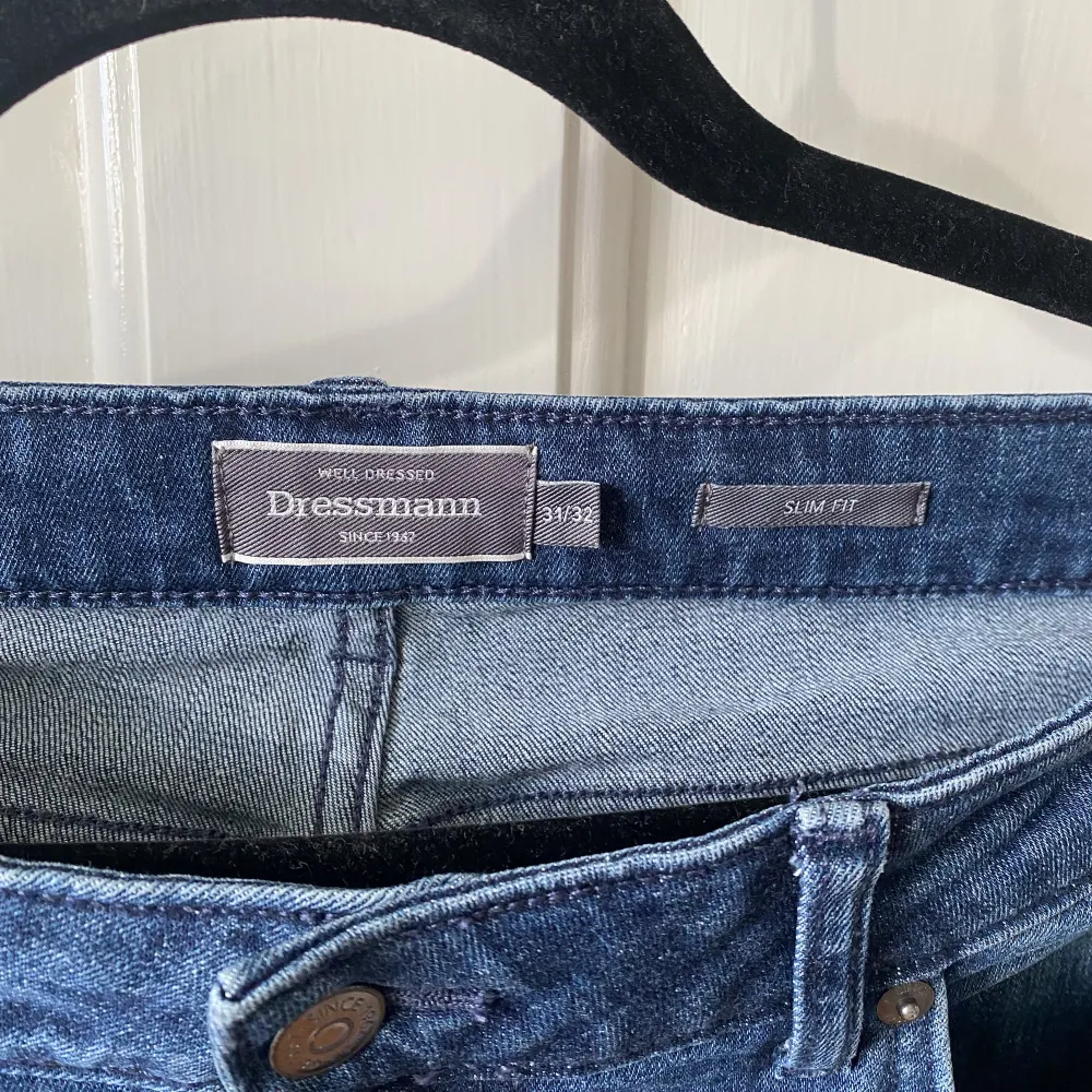 Hej! Säljer nu dessa dressman jeans i bra skick, slimfit modell. Size 31W/32L. Passar mig bra som är 180cm lång! Bara att skriva vid funderingar, fraktar gärna med safe pay!  Mvh Oskar. Jeans & Byxor.
